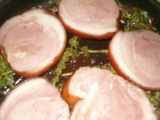 Ciolan de porc fiert si afumat la gratar cu busuioc