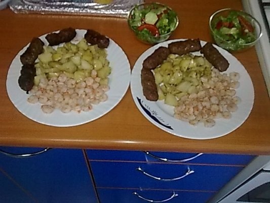 Creveti cu sos dulce acrisor si cu mici la gratar