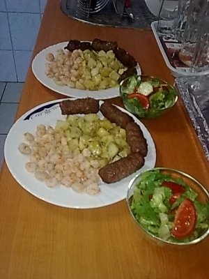 Creveti cu sos dulce acrisor si cu mici la gratar