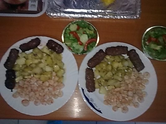 Creveti cu sos dulce acrisor si cu mici la gratar