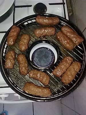 Creveti cu sos dulce acrisor si cu mici la gratar