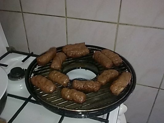 Creveti cu sos dulce acrisor si cu mici la gratar