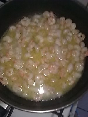 Creveti cu sos dulce acrisor si cu mici la gratar