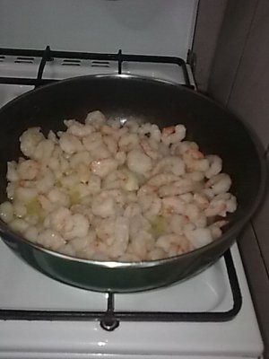 Creveti cu sos dulce acrisor si cu mici la gratar