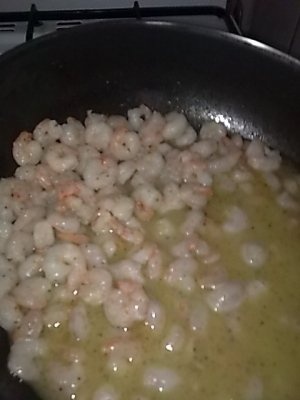 Creveti cu sos dulce acrisor si cu mici la gratar