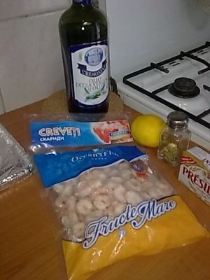 Creveti cu sos dulce acrisor si cu mici la gratar