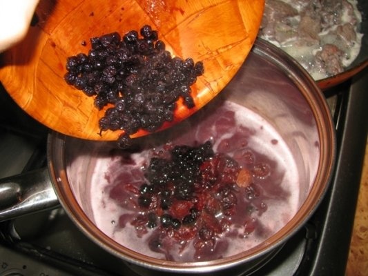 Caprioara cu sos de merisoare si afine