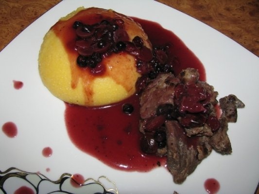 Caprioara cu sos de merisoare si afine