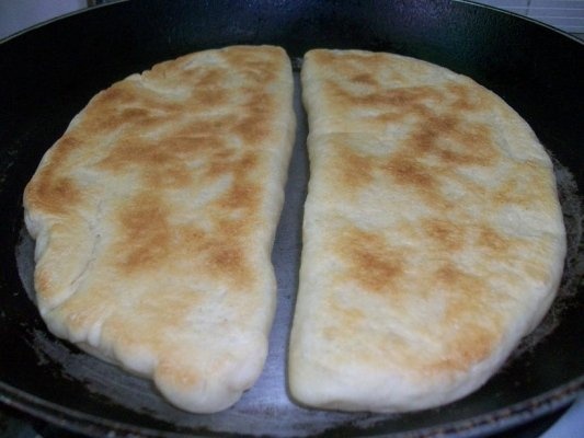 PLACINTA (prajita in tigaie) CU VARZA CALITA SI CU BRINZA(Menuca)