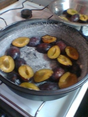 TARTA CU  PRUNE CARAMEL