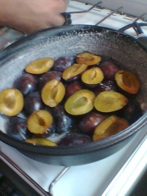 TARTA CU  PRUNE CARAMEL