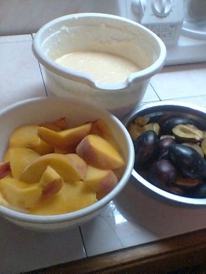 TARTA CU PIERSICI SI PRUNE