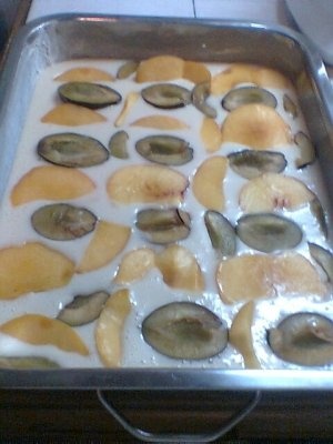 TARTA CU PIERSICI SI PRUNE