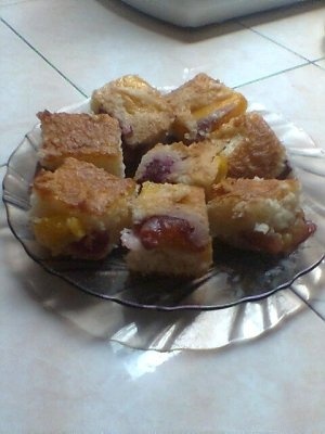 TARTA CU PIERSICI SI PRUNE