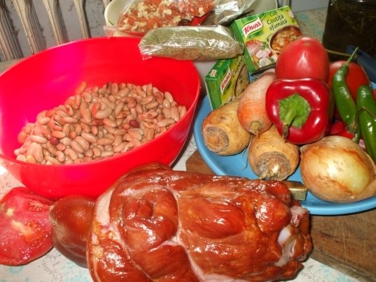 Ciorba de fasole pestrita cu ciolan afumat