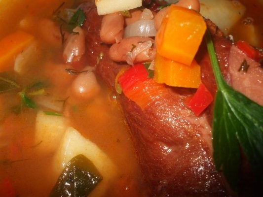 Ciorba de fasole pestrita cu ciolan afumat