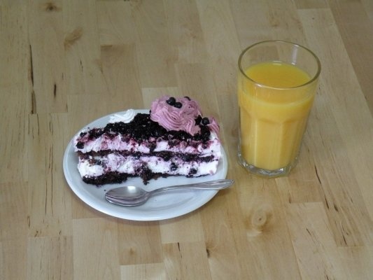 Tort cu afine de padure si crema de iaurt