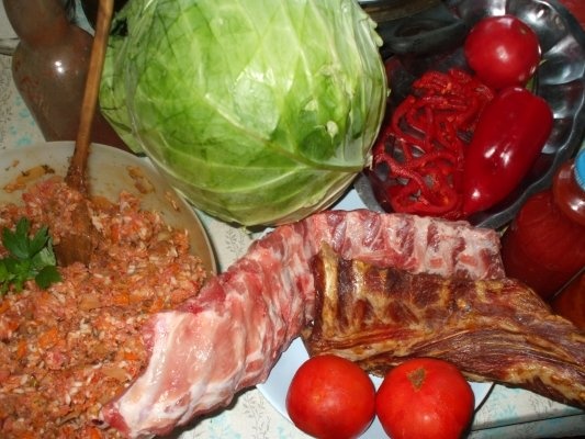 Sarmalute in varza dulce cu coasta de porc cruda (scarita)