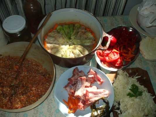 Sarmalute in varza dulce cu coasta de porc cruda (scarita)