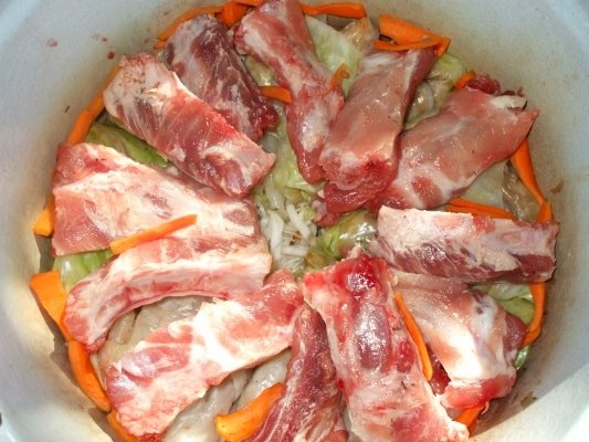 Sarmalute in varza dulce cu coasta de porc cruda (scarita)