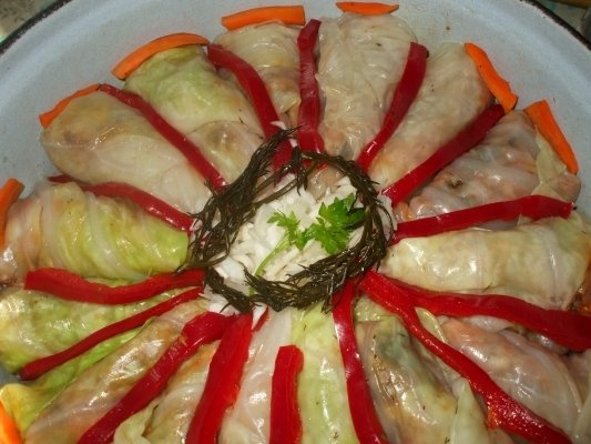 Sarmalute in varza dulce cu coasta de porc cruda (scarita)