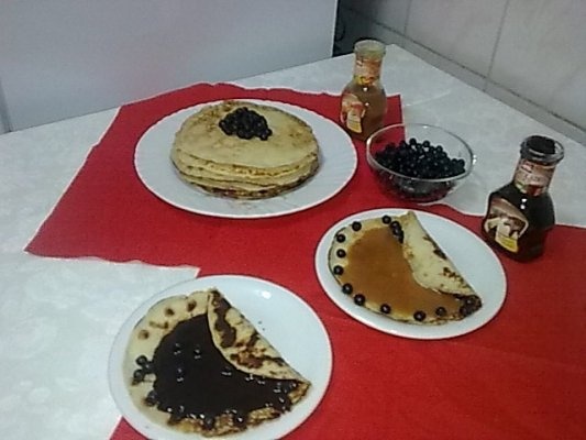 Clatite cu afine, sirop de ciocolata si caramel