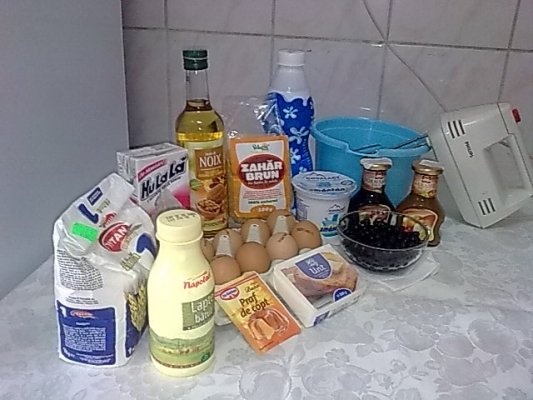 Clatite cu afine, sirop de ciocolata si caramel