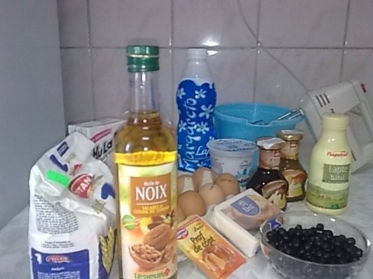 Clatite cu afine, sirop de ciocolata si caramel