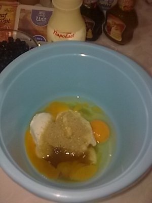 Clatite cu afine, sirop de ciocolata si caramel