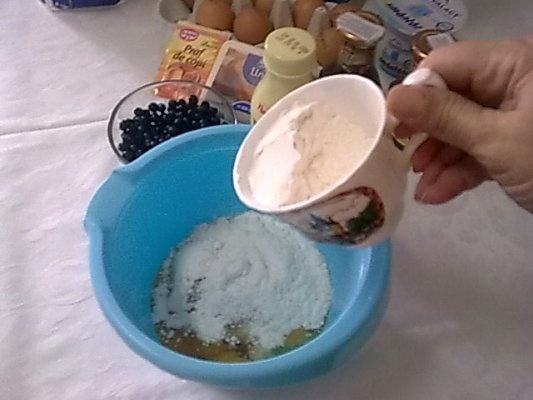 Clatite cu afine, sirop de ciocolata si caramel