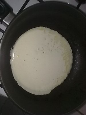 Clatite cu afine, sirop de ciocolata si caramel