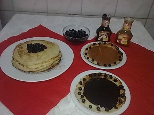 Clatite cu afine, sirop de ciocolata si caramel