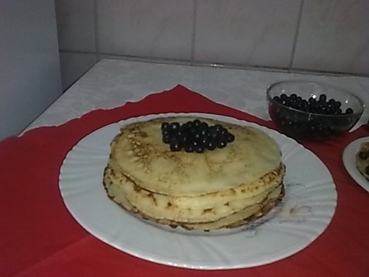 Clatite cu afine, sirop de ciocolata si caramel