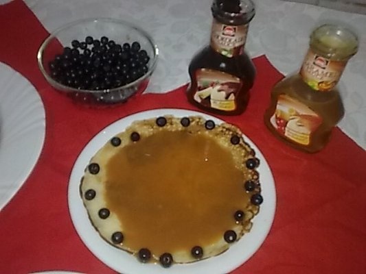 Clatite cu afine, sirop de ciocolata si caramel
