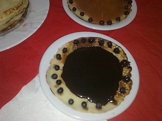 Clatite cu afine, sirop de ciocolata si caramel