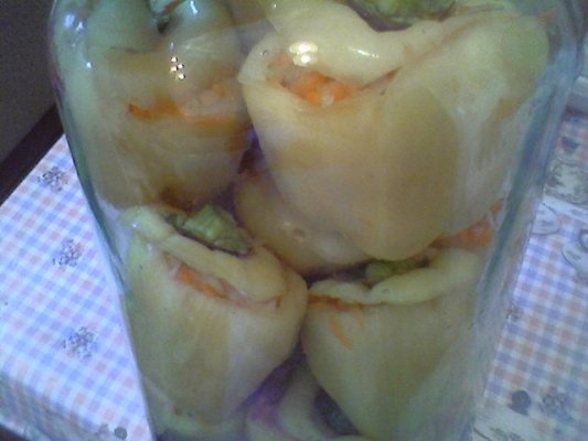 Ardei umpluti cu varza si morcov in otet