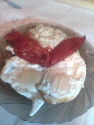 OCHIURI CU SALATA DE VINETE SI ARDEI KAPIA