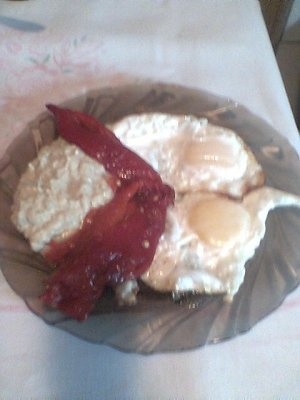 OCHIURI CU SALATA DE VINETE SI ARDEI KAPIA