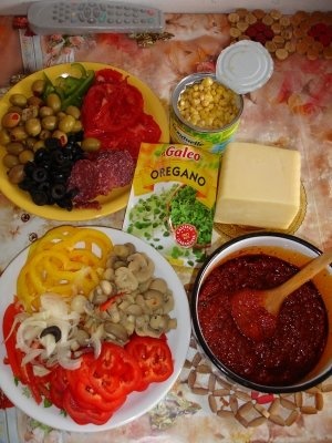 Pizza cu  salam si legume