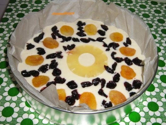 Prajitura cu visine, caise si ananas