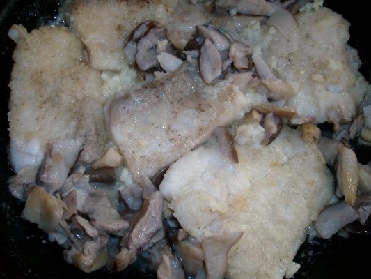 Pangasius cu ciuperci si stafide