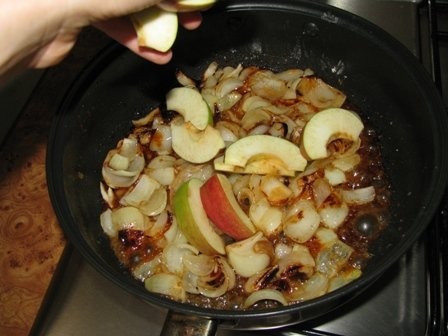 Burgeri de curcan cu ceapa si mere  caramelizate