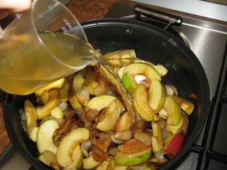 Burgeri de curcan cu ceapa si mere  caramelizate