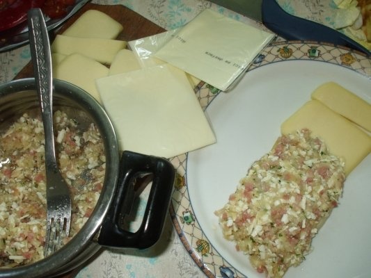 Aperitiv cu cascaval, sunca si pasta de branza