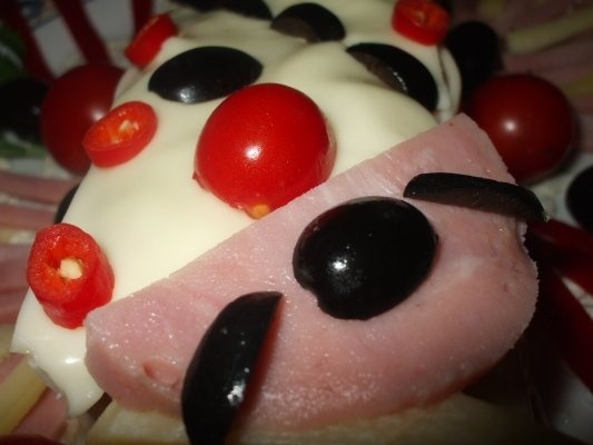 Aperitiv cu cascaval, sunca si pasta de branza