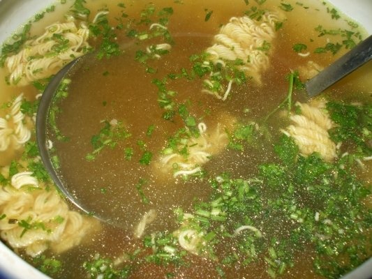 Supa de pui cu taitei instant