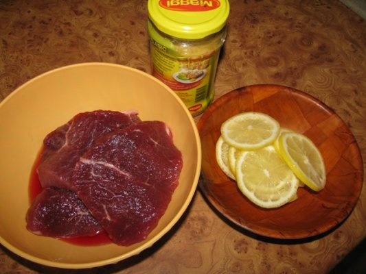 Vitel cu sos de usturoi si lamaie