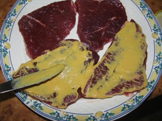 Vitel cu sos de usturoi si lamaie