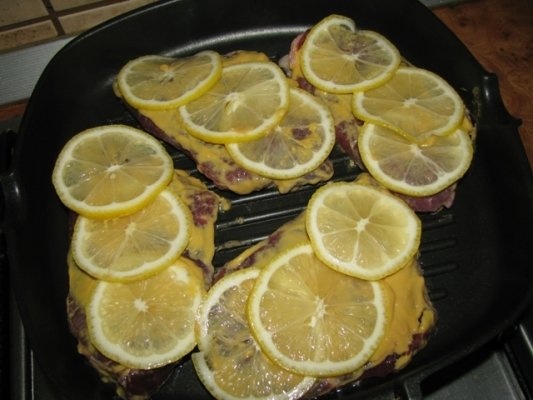 Vitel cu sos de usturoi si lamaie