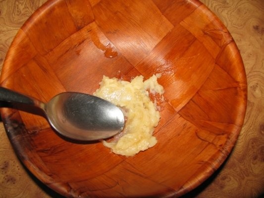 Vitel cu sos de usturoi si lamaie